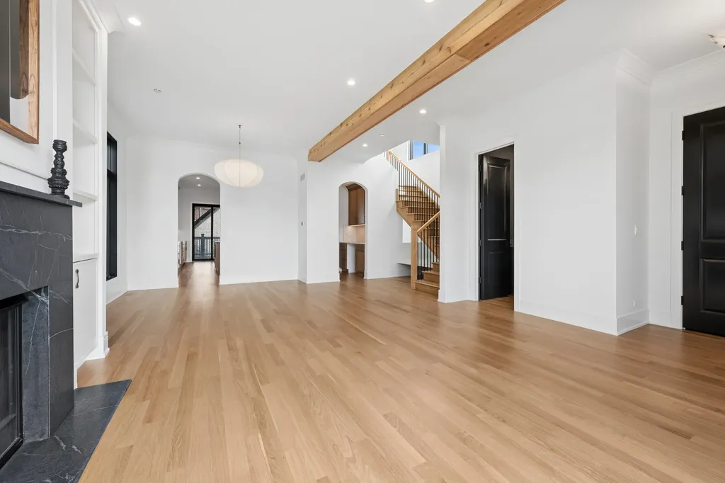 2214 West Oakdale Avenue Chicago IL 60618