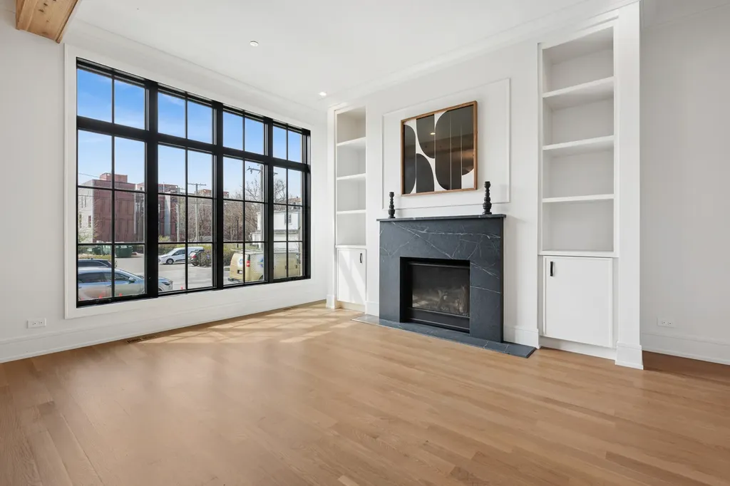 2214 West Oakdale Avenue Chicago IL 60618