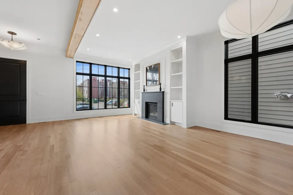 2214 West Oakdale Avenue Chicago IL 60618
