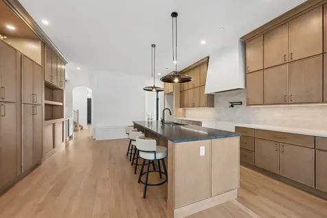 2214 West Oakdale Avenue Chicago IL 60618