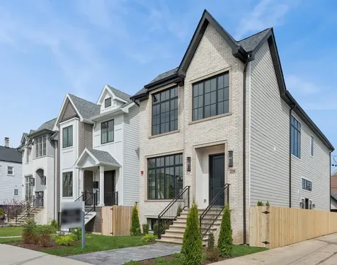 2214 West Oakdale Avenue Chicago IL 60618