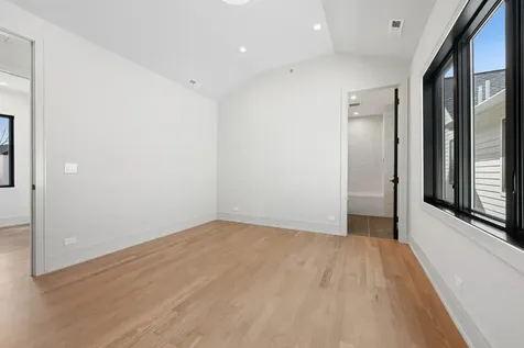 2214 West Oakdale Avenue Chicago IL 60618