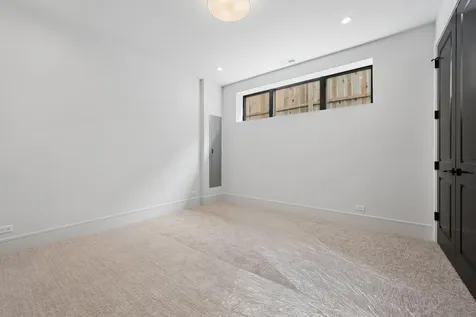 2214 West Oakdale Avenue Chicago IL 60618