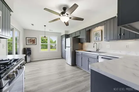 117 Dunham Place Common St. Charles IL 60174
