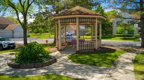 117 Dunham Place Common St. Charles IL 60174