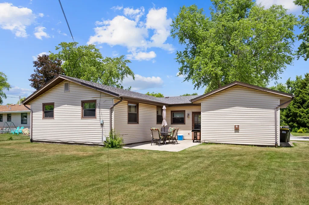 268 Thunderbird Trail Carol Stream IL 60188