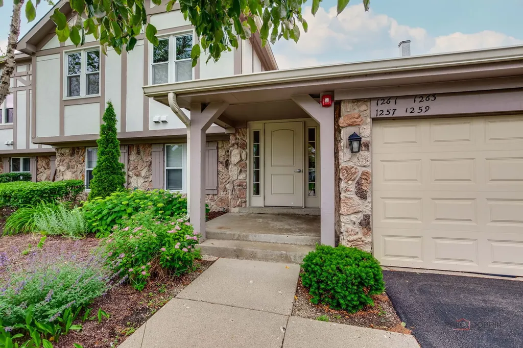 1261 Streamwood Lane Vernon Hills IL 60061