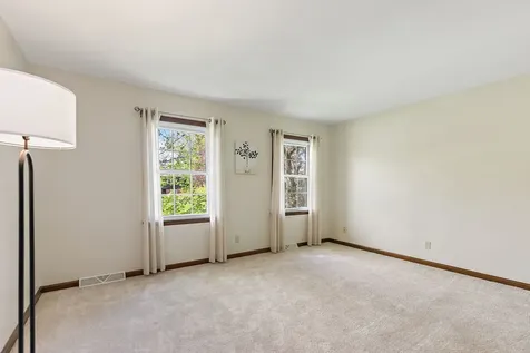 18 Jennifer Lane Dekalb IL 60115