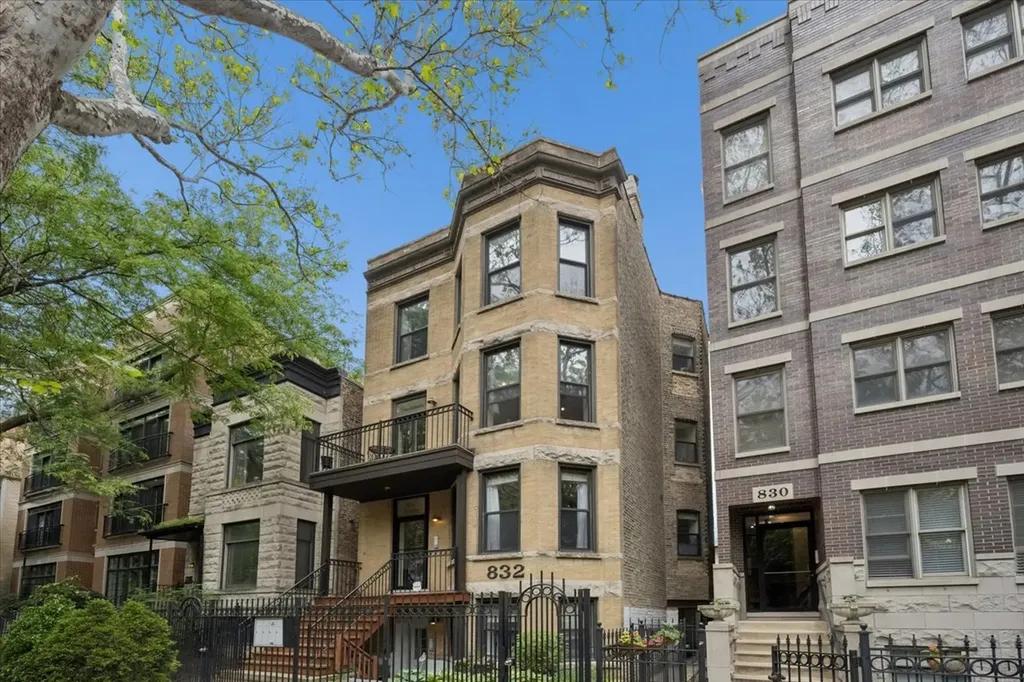 832 West Roscoe Street Chicago IL 60657
