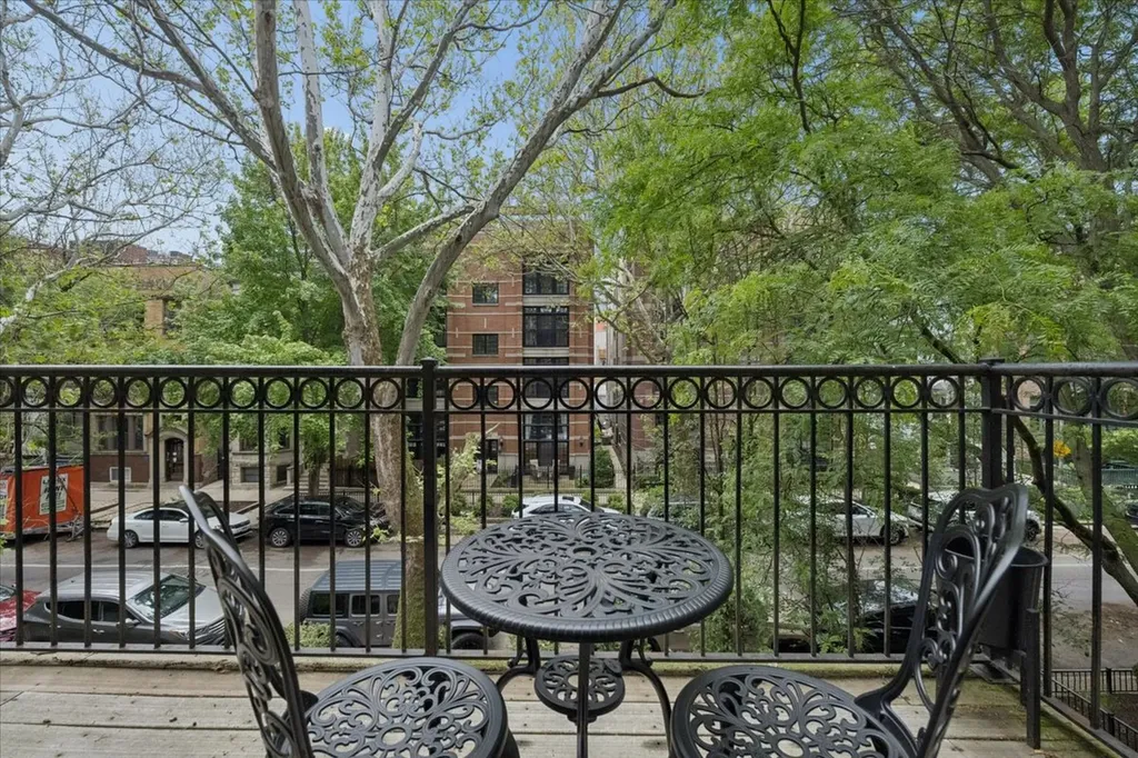 832 West Roscoe Street Chicago IL 60657