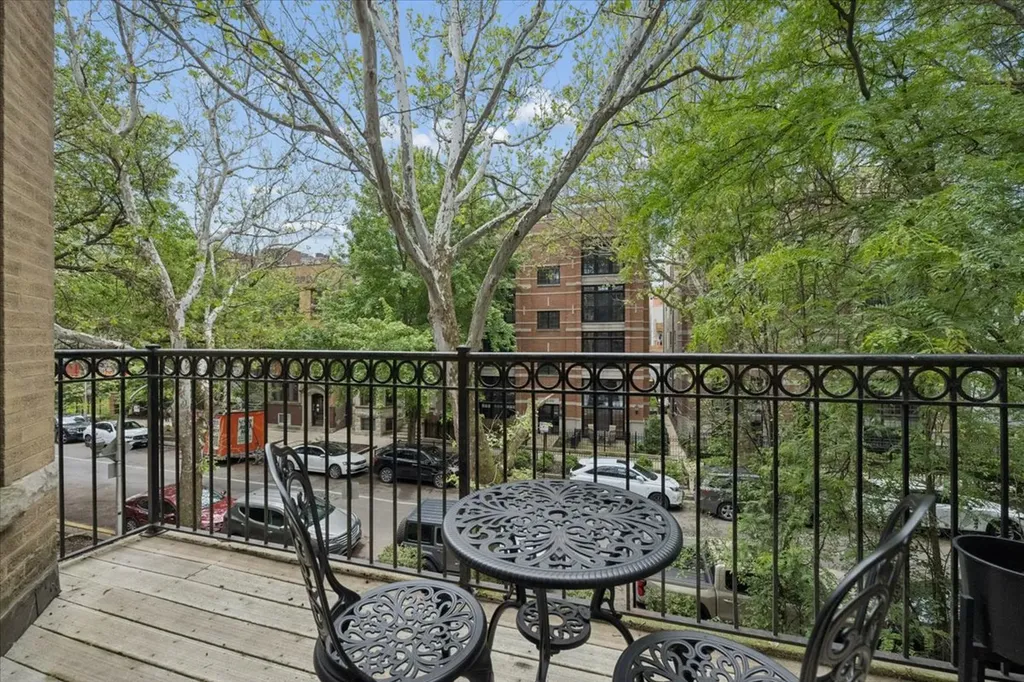 832 West Roscoe Street Chicago IL 60657