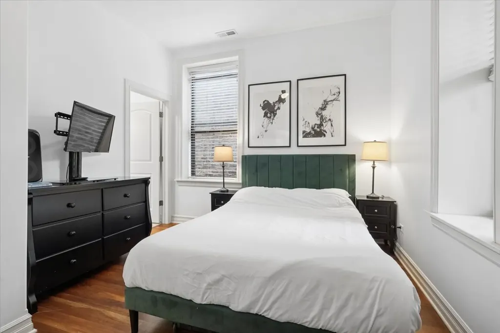 832 West Roscoe Street Chicago IL 60657