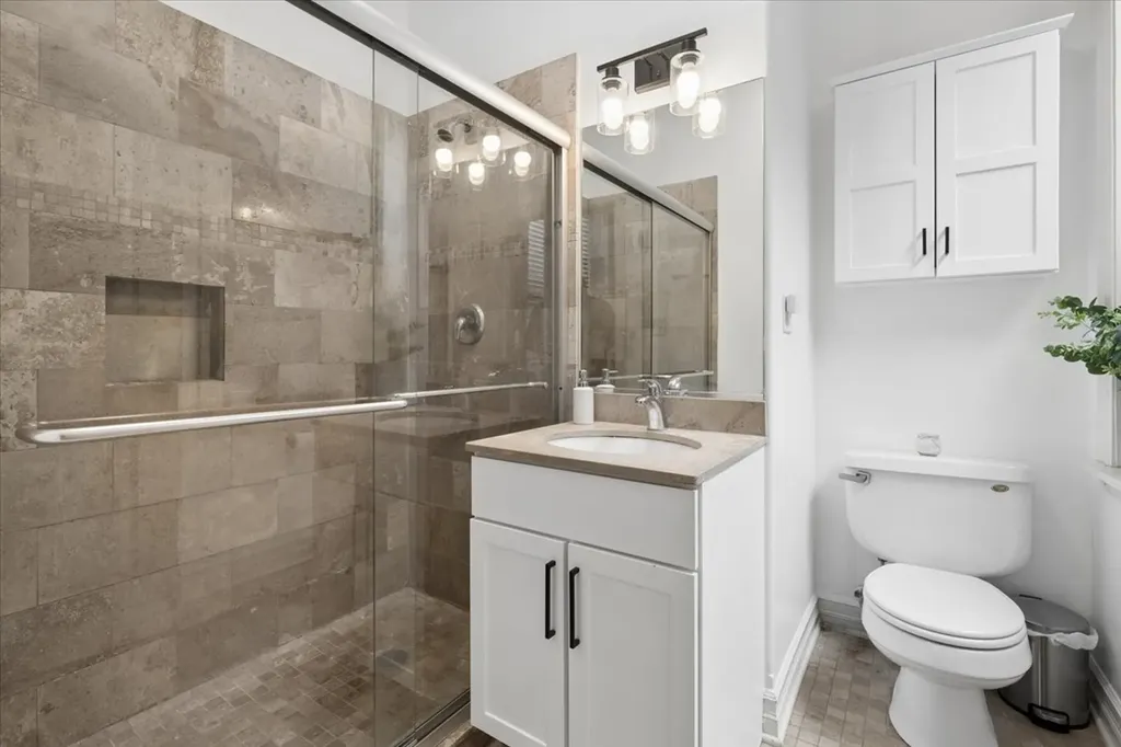 832 West Roscoe Street Chicago IL 60657
