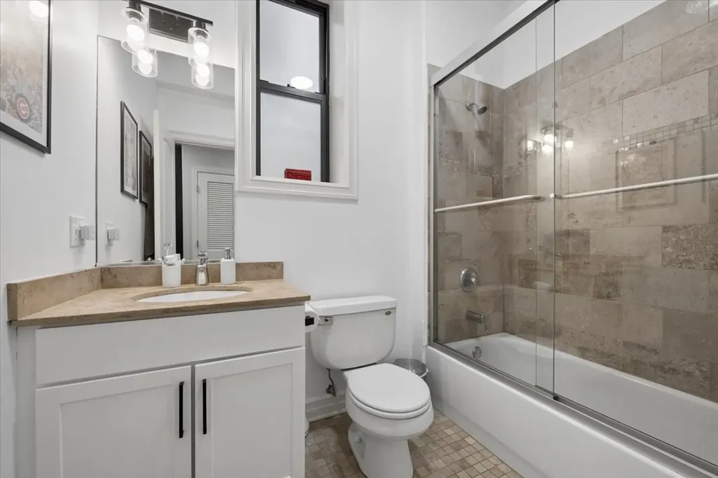 832 West Roscoe Street Chicago IL 60657
