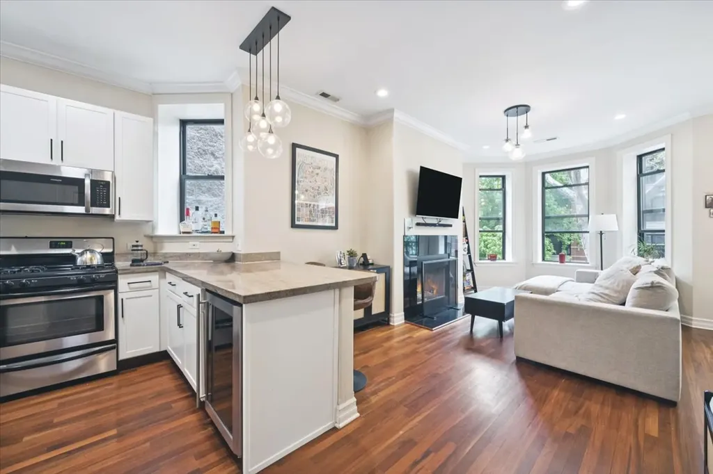 832 West Roscoe Street Chicago IL 60657