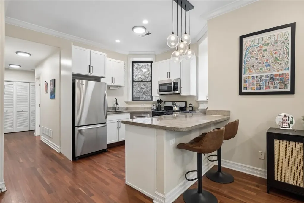 832 West Roscoe Street Chicago IL 60657