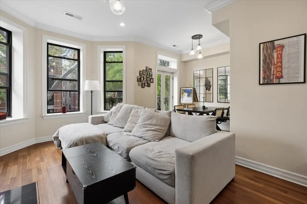 832 West Roscoe Street Chicago IL 60657
