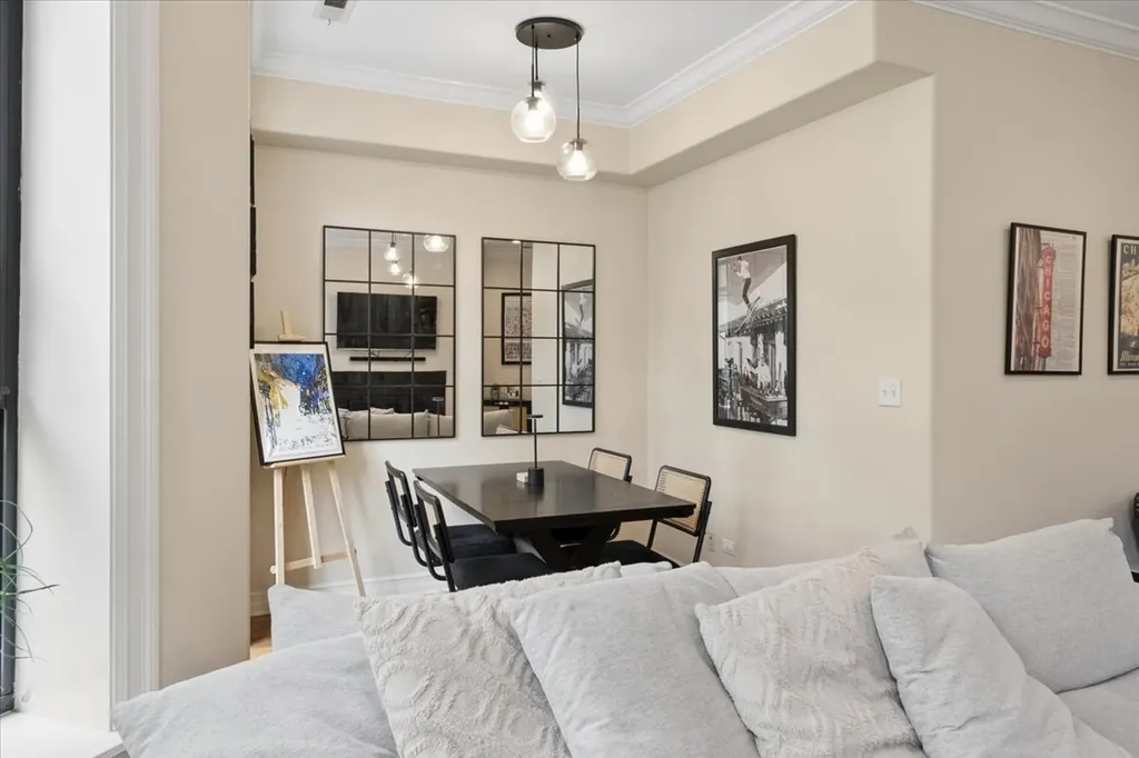 832 West Roscoe Street Chicago IL 60657