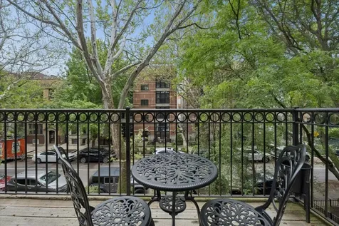 832 West Roscoe Street Chicago IL 60657