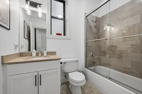 832 West Roscoe Street Chicago IL 60657