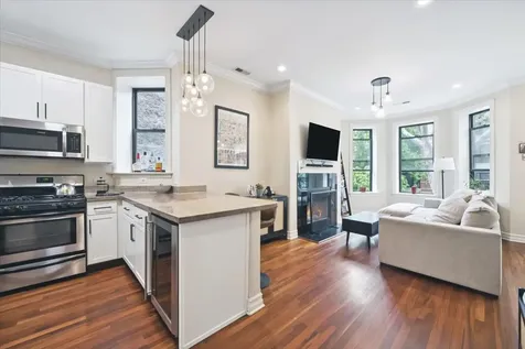 832 West Roscoe Street Chicago IL 60657