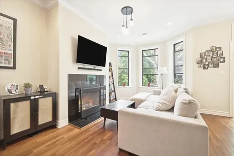 832 West Roscoe Street Chicago IL 60657