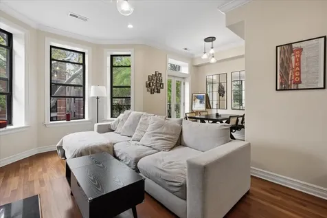 832 West Roscoe Street Chicago IL 60657