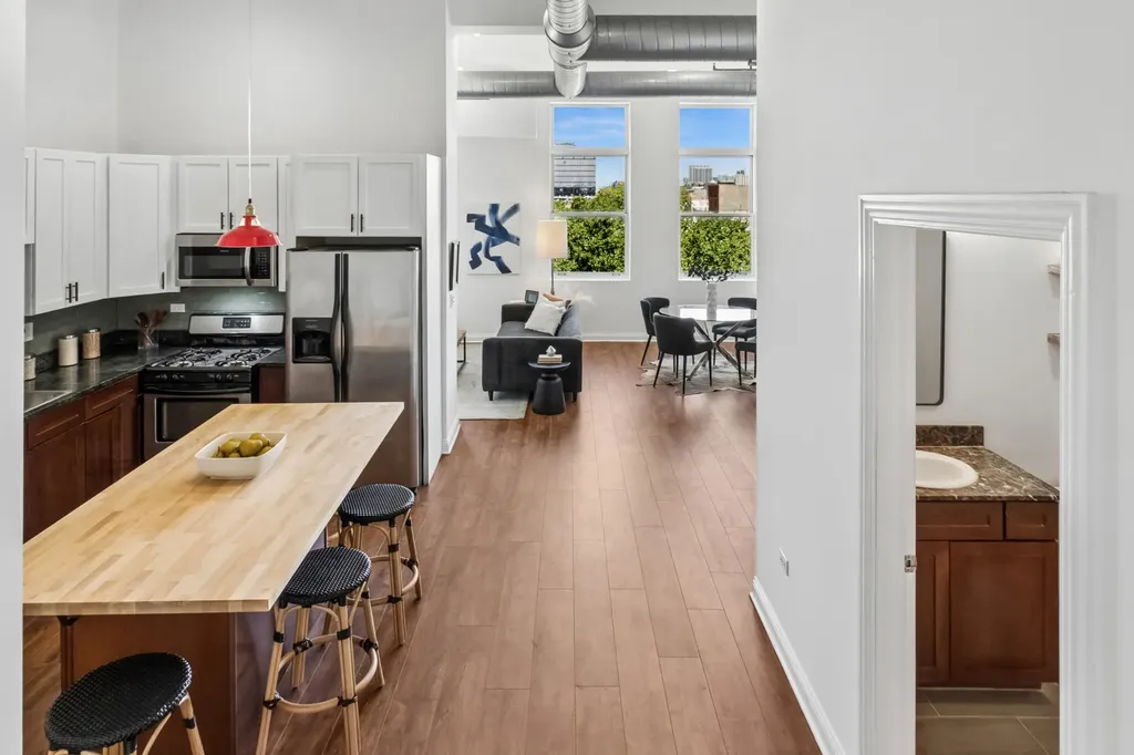 1215 West Gunnison Street Chicago IL 60640