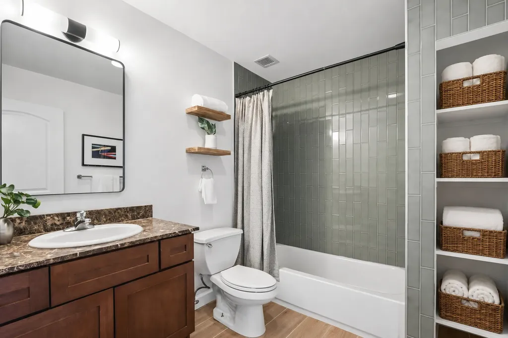 1215 West Gunnison Street Chicago IL 60640