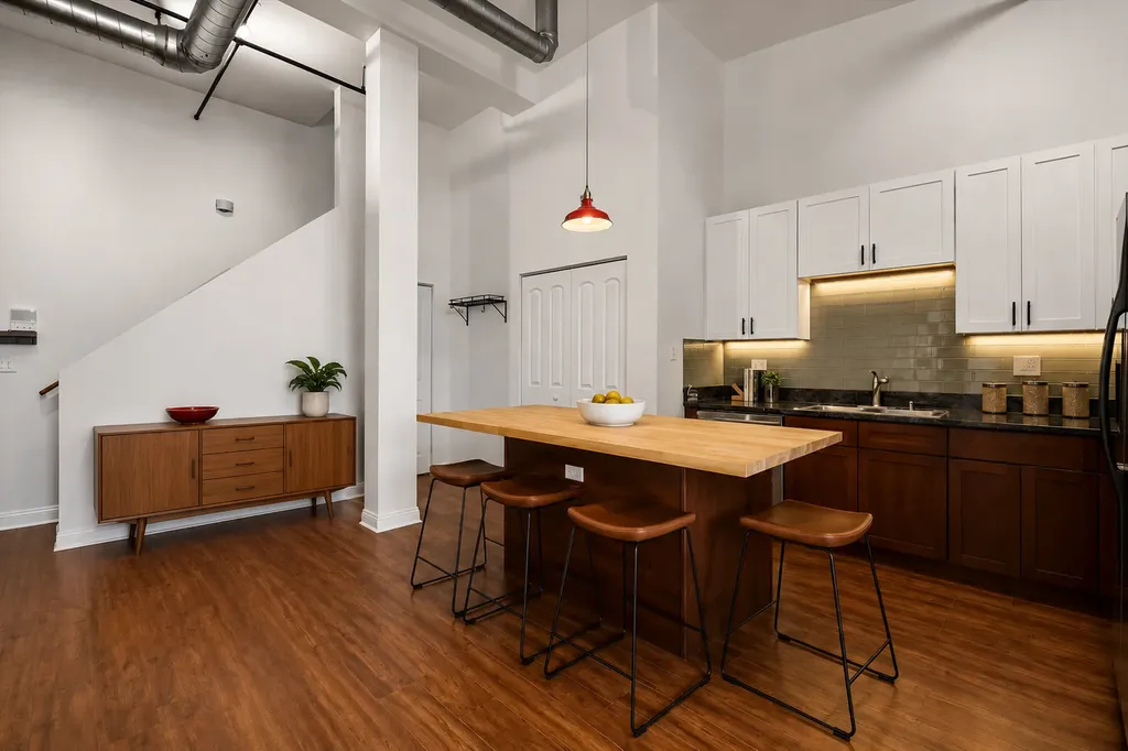 1215 West Gunnison Street Chicago IL 60640