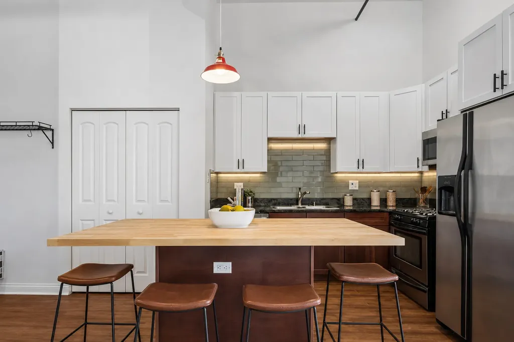 1215 West Gunnison Street Chicago IL 60640