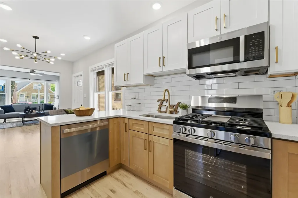 8934 South Euclid Avenue Chicago IL 60617