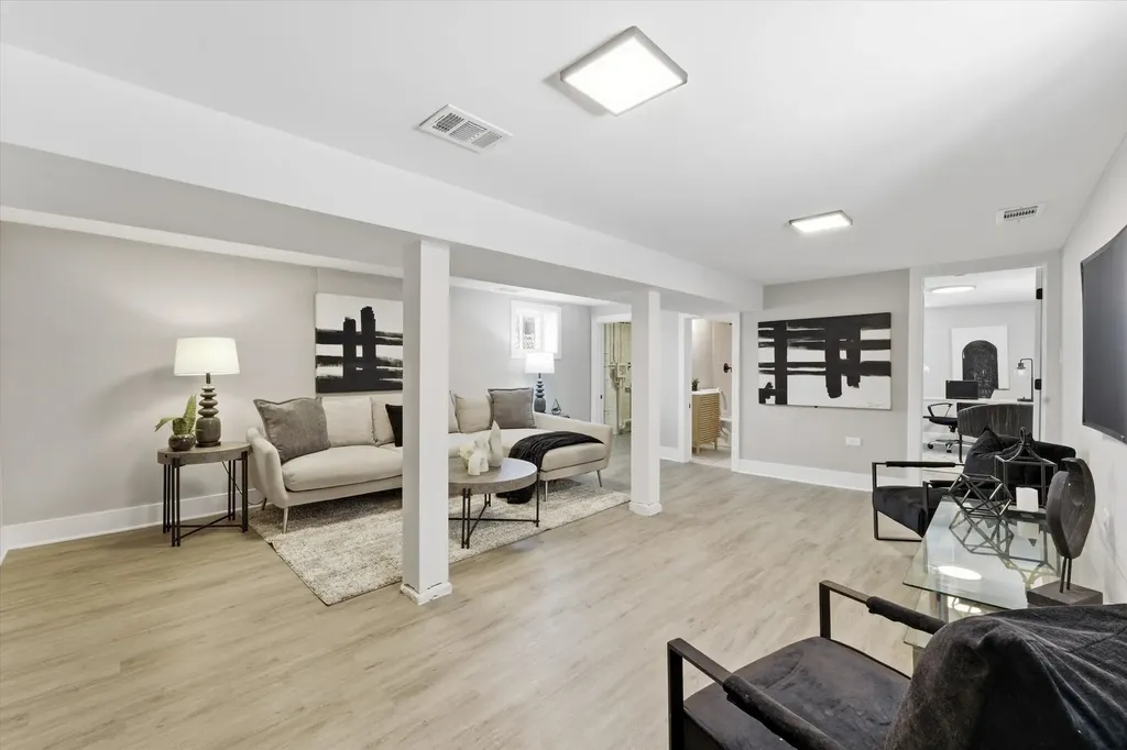 8934 South Euclid Avenue Chicago IL 60617