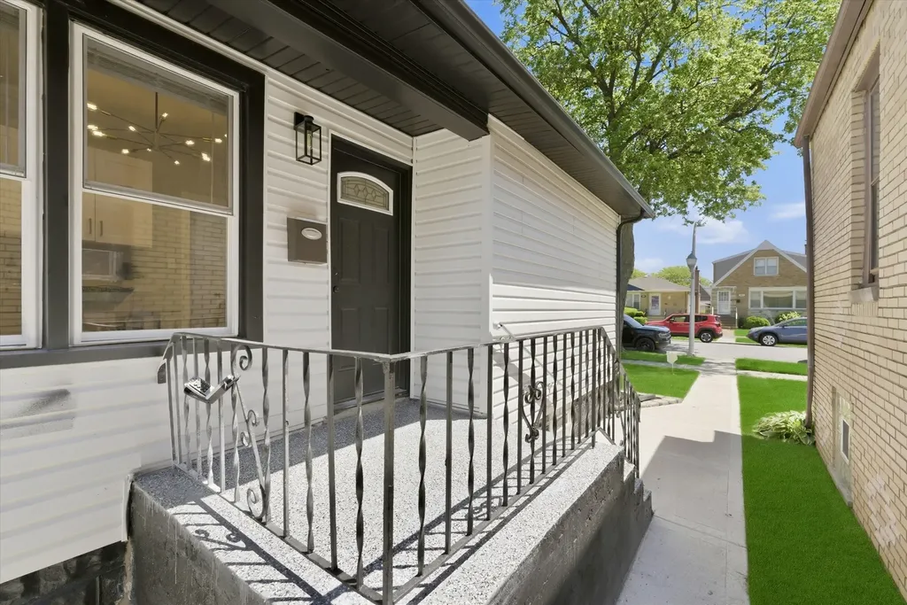 8934 South Euclid Avenue Chicago IL 60617