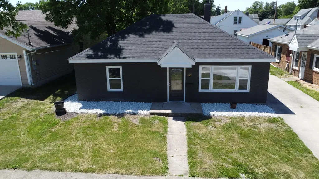 443 South 6th Street Watseka IL 60970