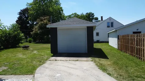443 South 6th Street Watseka IL 60970