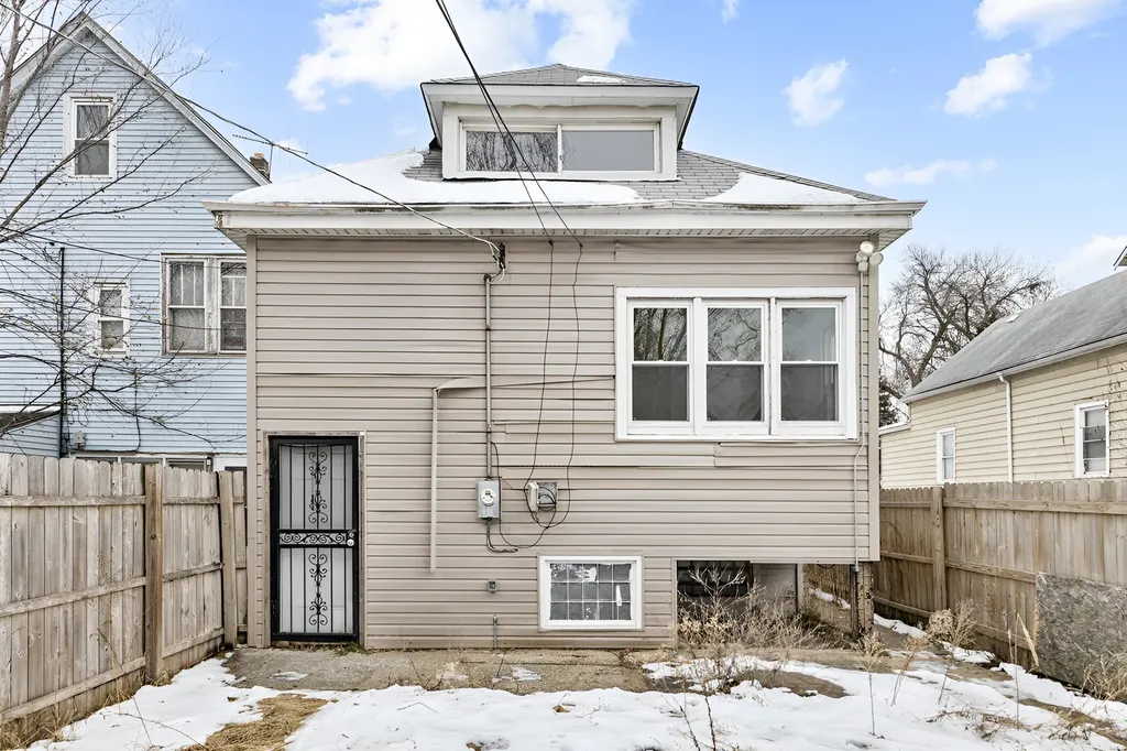 8528 South Escanaba Avenue Chicago IL 60617