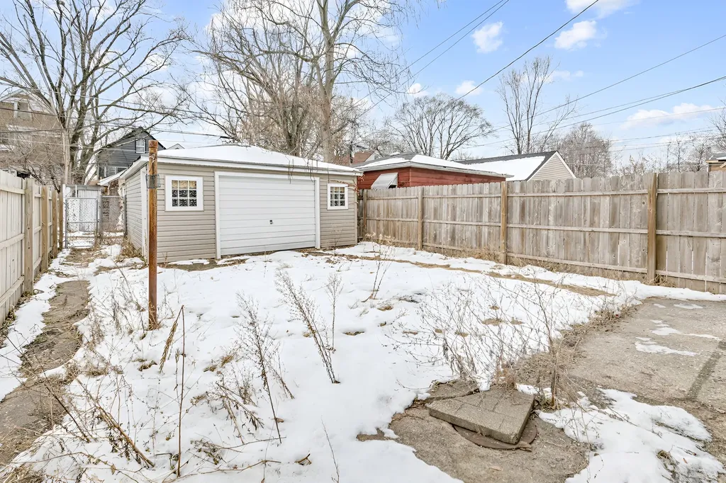 8528 South Escanaba Avenue Chicago IL 60617