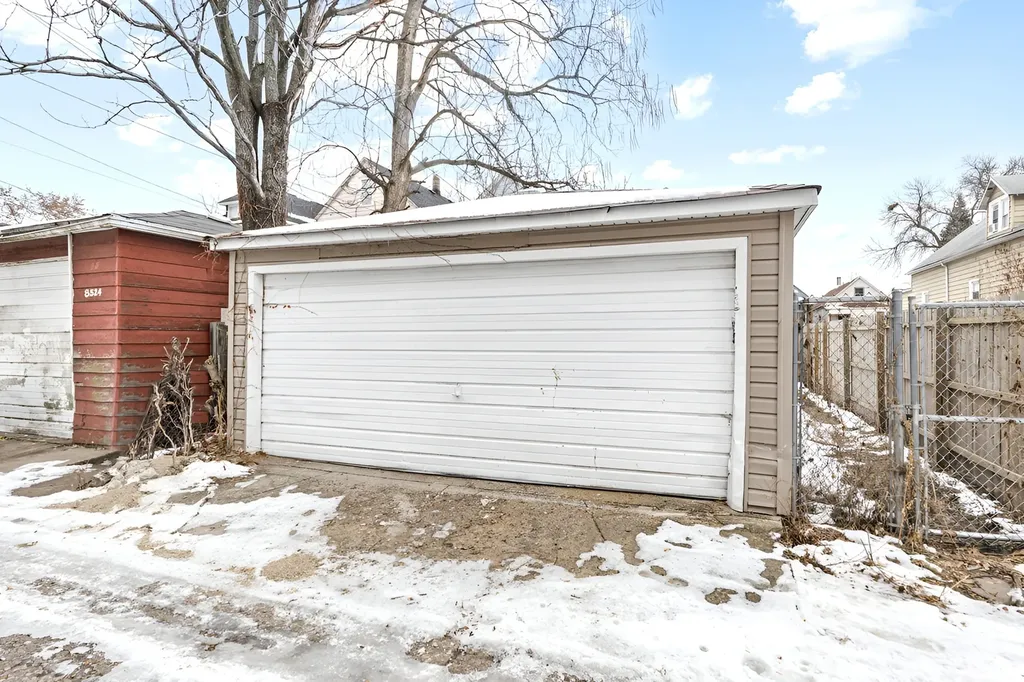 8528 South Escanaba Avenue Chicago IL 60617