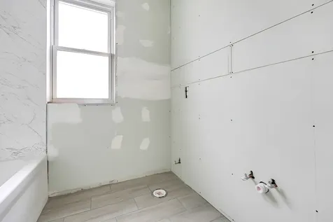 8528 South Escanaba Avenue Chicago IL 60617