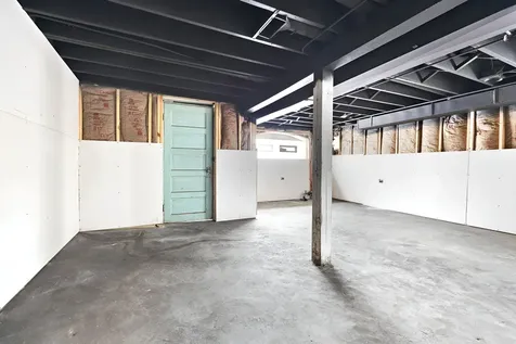 8528 South Escanaba Avenue Chicago IL 60617