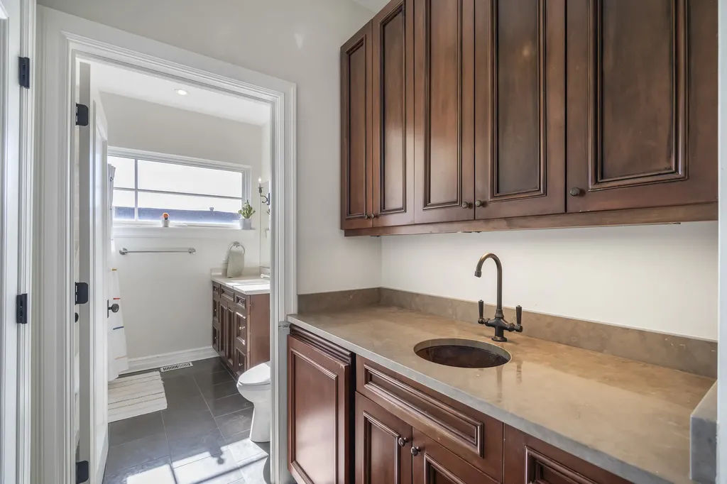 1331 West Wolfram Street Chicago IL 60657