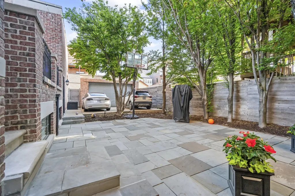 1331 West Wolfram Street Chicago IL 60657