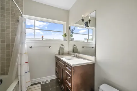 1331 West Wolfram Street Chicago IL 60657
