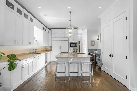 1331 West Wolfram Street Chicago IL 60657