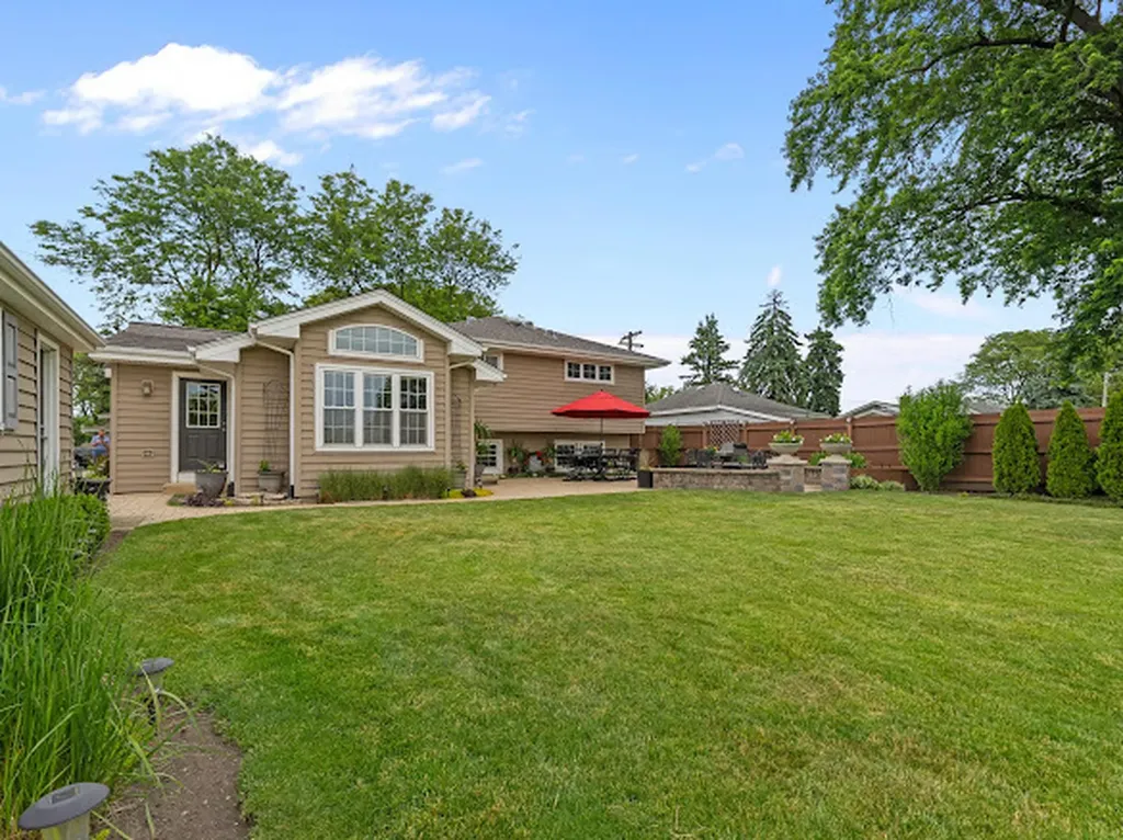 15 West 56th Place Westmont IL 60559