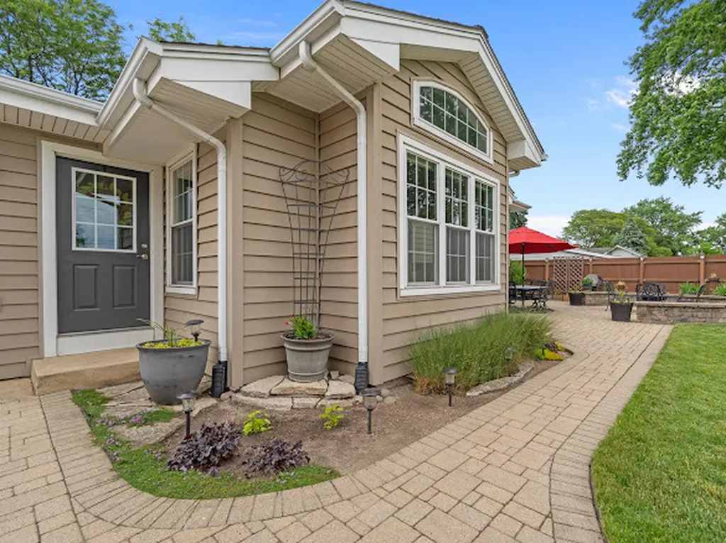 15 West 56th Place Westmont IL 60559