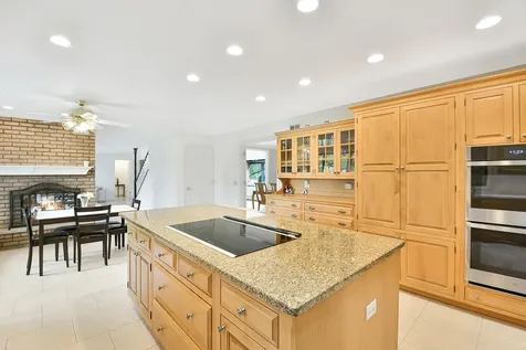 5 Bruce Circle N Hawthorn Woods IL 60047