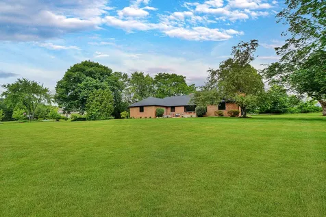 5 Bruce Circle N Hawthorn Woods IL 60047