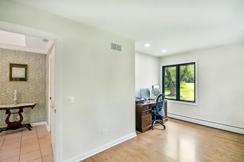 5 Bruce Circle N Hawthorn Woods IL 60047